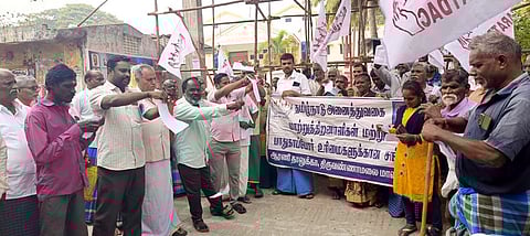  ஆரணி ஊராட்சி ஒன்றிய அலுவலகம் அருகே நடைபெற்ற சட்ட நகல் கிழித்தெறியும் போராட்டம். 