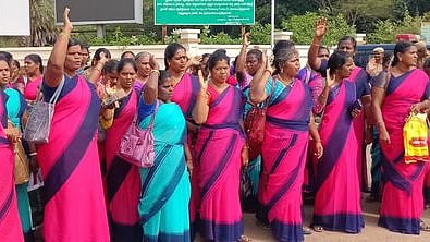 தஞ்சாவூா் மாவட்ட ஆட்சியரகம் முன் மறியலில் ஈடுபட்டோா்