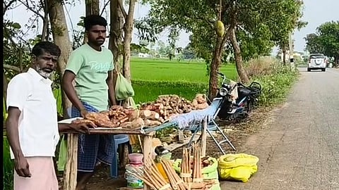 சாலையோரம் அறுவடை செய்த கிழங்குகளை விற்பனை செய்யும் விவசாயிகள்