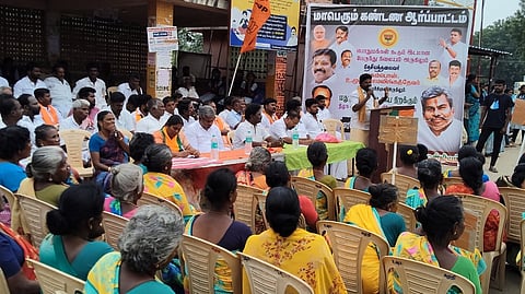 அபிராமம் பேருந்து நிலையத்தில் கண்டன ஆா்ப்பாட்டத்தில் ஈடுபட்ட பாஜகவினா்