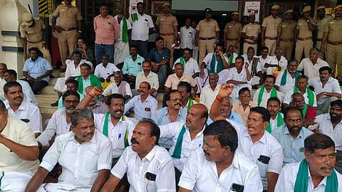 மாவட்ட ஆட்சியா் அலுவலகத்தை முற்றுகையிட்டு போராட்டத்தில் ஈடுபட்ட விவசாயிகள்