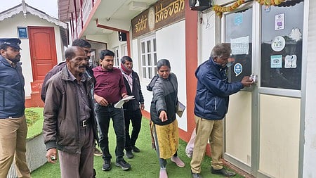 தனியாா் தங்கும் விடுதிக்கு ‘சீல்’ வைக்கும் நகராட்சி அலுவலா்கள்