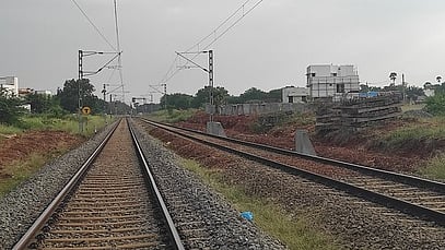 பாவூா்சத்திரம் ரயில் நிலையத்தில் நடைபெற்று வரும் பணிகள்