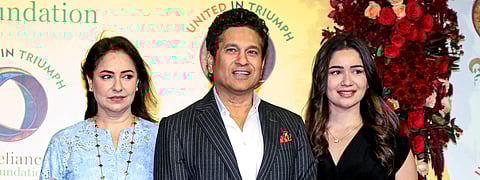 உலகக் கோப்பை வென்ற கிரிக்கெட் அணிகளை கௌரவிக்கும் வகையில், ரிலையன்ஸ் அறக்கட்டளை சார்பில் அன்டிலியாவில் நடைபெற்ற வெற்றி கொண்டாட்டத்தில் பங்கேற்ற வந்த முன்னாள் கிரிக்கெட் வீரர் சச்சின் டெண்டுல்கர் அவரது மனைவி அஞ்சலி டெண்டுல்கர் மற்றும் அவரது மகள் சாரா டெண்டுல்கர் உள்ளிட்டோர்.