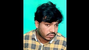 பட்டா மாற்றம் செய்ய ரூ. 13,000 லஞ்சம் பெற்ற நில அளவையா் கைது