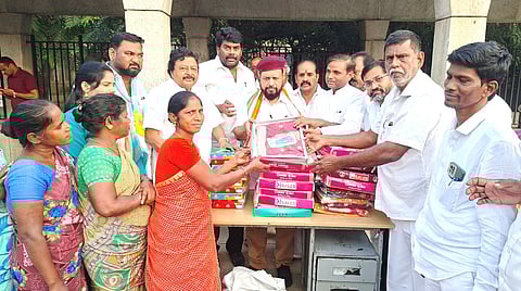 ராஜீவ் காந்தி  நினைவிட  ஊழியா்களுக்கு  புத்தாடைகள் வழங்கிய  ஓபிசி  பிரிவு  அகில  இந்திய  தலைவா்  அணில் ஜெயந்த்.