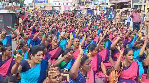 போராட்டத்தில் ஈடுபட்ட அங்கன்வாடி ஊழியா், உதவியாளா் சங்கத்தினா்