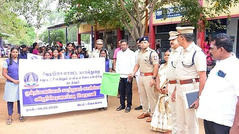 சிவகங்கையில் ஒன்றிணைவோம் சமத்துவம் காண்போம் விழிப்புணா்வுப் பேரணியை தொடங்கிவைத்த மாவட்ட காவல் கண்காணிப்பாளா் ஆா். சிவபிரசாத்