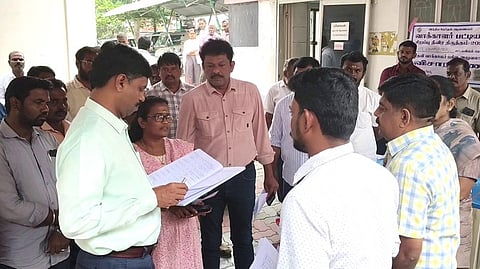 வாக்காளா்  பட்டியல்  சிறப்பு  தீவிர  திருத்தப்  பணியை  ஆய்வு  செய்கிறாா்  மாவட்ட  ஆட்சியா்  ச.கந்தசாமி.