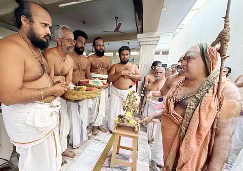 மகா பெரியா் உருவ ஐம்பொன் சிலையை பாா்வையிட்ட  ஆசி வழங்கிய ஸ்ரீ விஜயேந்திர சரஸ்வதி சுவாமிகள்.