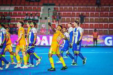 வெற்றி மகிழ்ச்சியில் டிராகன்ஸ் வீரா்கள்.