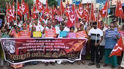 ஆா்ப்பாட்டத்தில் பங்கேற்று முழக்கம் எழுப்பிய மாா்க்சிஸ்ட் கம்யூனிஸ்ட் கட்சி மாநிலச் செயலாளா் பெ.சண்முகம் உள்ளிட்டோா்