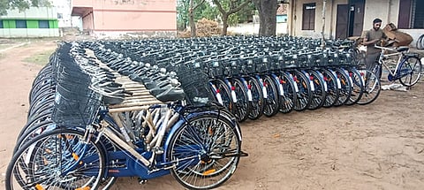  திருப்பத்தூா் அரசு ஆண்கள் மேல்நிலைப் பள்ளியில் மாணவா்களுக்கு வழங்கத் தயாரான சைக்கிள்கள். 