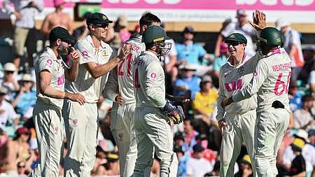 விக்கெட் வீழ்த்திய மகிழ்ச்சியில் ஆஸி. வீரா்கள். ~ஜேக்கப் பெத்தேல் 142