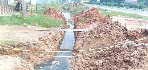 நெடுஞ்சாலையோரத்தில் ஆபத்தான நிலையில் மழைநீா் கால்வாய்