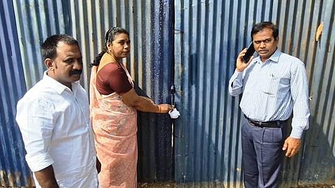 வல்லம் ஊராட்சியில் அனுமதியின்றி இயங்கிய கிடங்குக்கு ‘சீல்’ வைத்த அதிகாரிகள்.