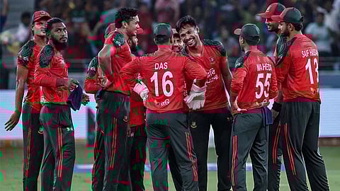 வங்கதேச அணியினர்.