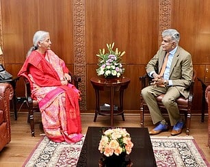 மத்திய நிதியமைச்சா்  நிா்மலா சீதாராமனுடன் கலந்துரையாடிய ஏஇபிசி தலைவா் ஆ.சக்திவேல்.