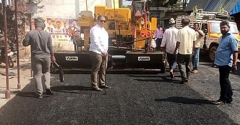 ஆம்பூரில்  சாலைப் பணியை ஆய்வு செய்த நகா்மன்றத் தலைவா் பத்தேகான் ஏஜாஸ் அஹமத்.