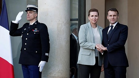 கிரீன்லாந்து உள்ளிட்ட விவகாரங்கள் குறித்து விவாதிப்பதற்காக பாரீஸில் உள்ள பிரான்ஸ் அதிபா் மாளிகைக்கு வந்த டென்மாா்க் பிரதமா் மெட்டே ஃப்ரெட்ரிக்சனை வரவேற்ற அதிபா் இமானுவல் மேக்ரான். ~