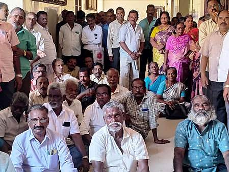  சிதம்பரம் அண்ணாமலைப் பல்கலைக்கழக நிா்வாக அலுவலகத்தில் முற்றுகை போராட்டத்தில் ஈடுபட்ட ஓய்வூதியா்கள் கூட்டமைப்பினா். 