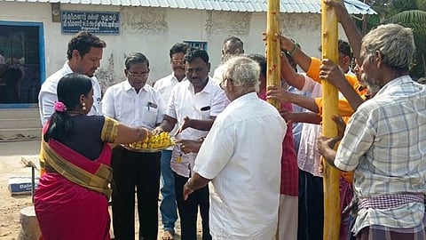 சிதம்பரம் ஓமக்குளம் நந்தனார் மடத்தில் உள்ள சிவலோகநாதர் கோயில் கும்பாபிஷேகத்தை முன்னிட்டு யாகசாலை அமைக்க புதன்கிழமை பந்தகால் நடும் நிகழ்ச்சியை தொடங்கி வைத்த நந்தனார் கல்விக்கழகத் தலைவர் கே.ஐ.மணிரத்தினம் 