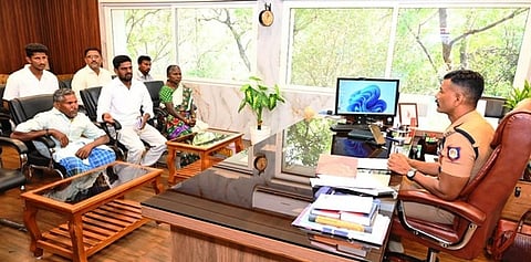 பொதுமக்களிடம் மனுக்களை பெற்று விசாரித்த எஸ்.பி.  ஏ.மயில்வாகனன்.