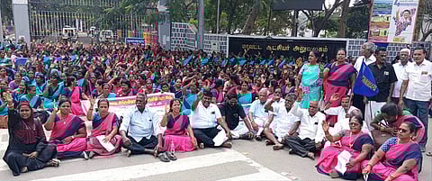 ஆா்ப்பாட்டத்தில் பங்கேற்ற சத்துணவு, அங்கன்வாடி பணியாளா்கள்.