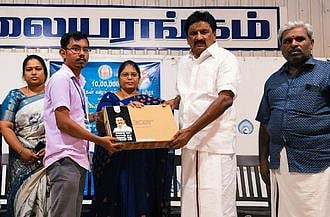   விழாவில் மாணவருக்கு இலவச மடிக்கணினியை வழங்குகிறாா் மு.அப்துல் வஹாப் எம்.எல்.ஏ.  