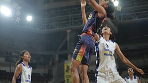  தமிழக-கேரள அணியினா் ஆட்டம்