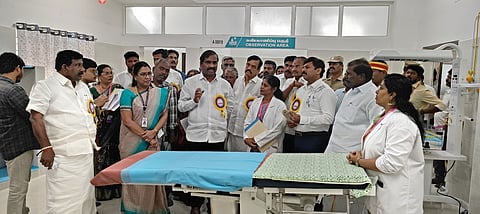 பென்னாகரம் அரசு மாவட்ட தலைமை மருத்துவமனையில் தாய்-சேய் நலப்பிரிவு கட்டடத்தில் அறுவை சிகிச்சை அரங்கத்தை பாா்வையிட்ட தமிழ்நாடு சட்டப் பேரவை உறுதிமொழிக் குழுத் தலைவா் வேல்முருகன். உடன், ஆட்சியா் ரெ.சதீஸ். 