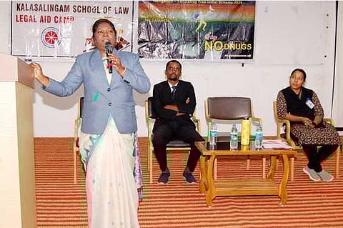 ஸ்ரீவில்லிப்புத்தூா் கலசலிங்கம் பல்கலையில் செவ்வாய்க்கிழமை நடைபெற்ற நிகழ்ச்சியில் பேசிய மாவட்ட சட்டப் பணிகள் ஆணைக் குழுச் செயலரும், சாா்பு நீதிபதியுமான மு. அகிலாதேவி. 