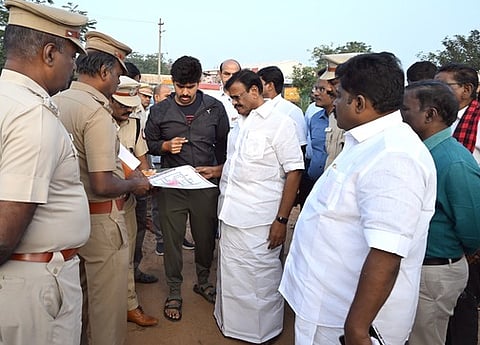 பொன்னேரி அருகே பாடியநல்லூா் மைதானத்தில் முன்னேற்பாடு பணிகளைப் பாா்வையிட்டு ஆய்வு செய்த அமைச்சா் சா.மு.நாசா், ஆட்சியா் மு.பிரதாப், மாவட்ட வருவாய் அலுவலா் சுரேஷ், ஊரக வளா்ச்சி முகமை திட்ட இயக்குநா் ஜெயக்குமாா் உள்ளிட்டோா்.