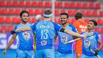 கோலடித்த களிப்பில் ஹெச்ஐஎல் ஜிசி அணியினா். ~ஹைதராபாத்-ராஞ்சி அணியினா்.