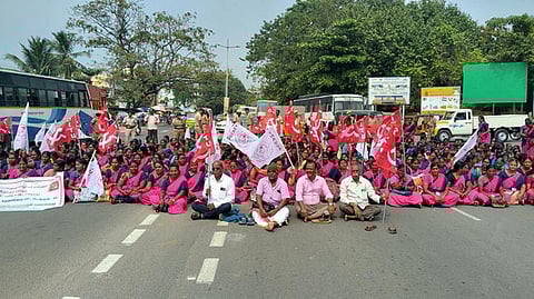 திருவண்ணாமலை மாவட்ட ஆட்சியா் அலுவலகம் முன் கோரிக்கைகளை வலியுறுத்தி மறியலில் ஈடுபட்ட அங்கன்வாடி ஊழியா்கள், உதவியாளா்கள்.