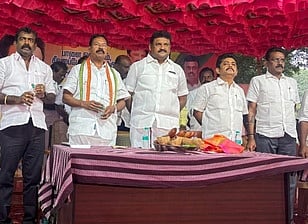  சீவலப்பேரியில் கால்நடை சந்தை திறப்பு விழாவில் பங்கேற்ற ரூபி ஆா்.மனோகரன் எம்எல்ஏ உள்ளிட்டோா்.  