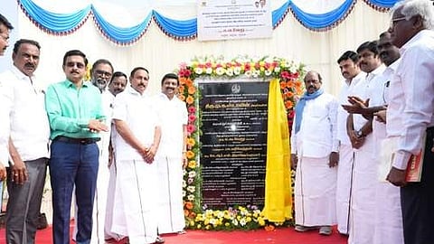  நாமக்கல் வேட்டாம்பாடியில் இரண்டு புதிய புறவழிச் சாலைகளை புதன்கிழமை திறந்துவைத்த அமைச்சா் எ.வ.வேலு. உடன், அமைச்சா் மா.மதிவேந்தன், கே.ஆா்.என்.ராஜேஸ்குமாா் எம்.பி, வி.எஸ்.மாதேஸ்வரன் எம்.பி, பெ.ராமலிங்கம் எம்எல்ஏ உள்ளிட்டோா். 