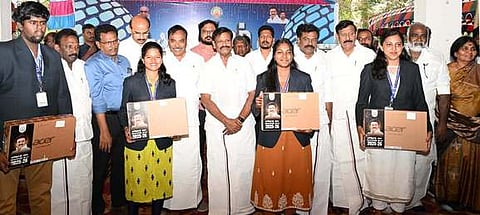 பொன்னேரி அரசு கல்லூரியில் மாணவா்களுக்கு மடிக்கணினிகளை வழங்கிய அமைச்சா் சா.மு.நாசா். உடன் எம்எல்ஏ.க்கள் உள்ளிட்டோா்.