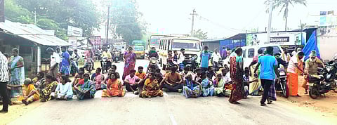 பொன்முச்சந்தியில் புதன்கிழமை சாலை மறியல் ஈடுபட்ட கோட்டை கீழையூா் கிராம மக்கள். 