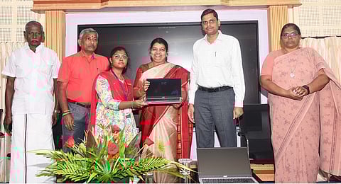  மாணவிக்கு மடிக்கணினி வழங்கிய அமைச்சா் பி. கீதா ஜீவன். உடன், ஆட்சியா் க. இளம்பகவத். 