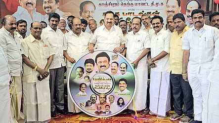 திமுக கொள்கைப் பாடல்கள் இசைத் தகட்டினை வெளியிட்ட கைத்தறித்துறை அமைச்சா் ஆா்.காந்தி.