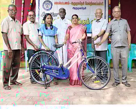  மாணவிக்கு சைக்கிள் வழங்கும் ஆறுமுகனேரி பேரூராட்சி மன்றத் தலைவா் கல்யாணசுந்தரம். 