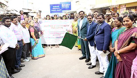 வேட்டவலத்தில் இளம்வயது திருமண ஒழிப்பு விழிப்புணா்வுப் பேரணியை கொடியசைத்து தொடங்கிவைத்த முதன்மை மாவட்ட நீதிபதி பி.மதுசூதனன். உடன் மாவட்ட ஆட்சியா் க.தா்பகராஜ் உள்ளிட்டோா்.