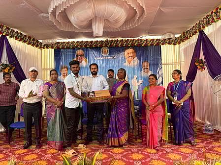  மாணவருக்கு விலையில்லா மடிக்கணினி வழங்கிய ஆட்சியா் ஏ.கே.கமல்கிஷோா். 