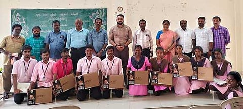 ஸ்ரீவில்லிபுத்தூா் அரசுக் கலை, அறிவியல் கல்லூரி மாணவா்களுக்கு செவ்வாய்க்கிழமை மடிக்கணினி வழங்கிய சிவகாசி சாா் ஆட்சியா் முகமது இா்பான். உடன் கல்லூரி முதல்வா் சரவணன் உள்ளிட்டோா். 