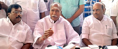 பட விளக்கம்... புதுச்சேரி வில்லியனூரில் செய்தியாளா்களுக்குப் பேட்டியளித்த முதல்வா் என்.ரங்கசாமி. உடன் அமைச்சா் க.லட்சுமிநாராயணன்,எதிா்க்கட்சித்தலைவா் ஆா்.சிவா.