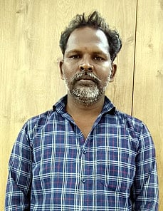 மூதாட்டியிடம் நூதன முறையில் 
நகை திருடியவா் கைது