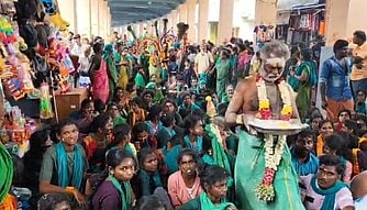  திருச்செந்தூா் சுப்பிரமணிய சுவாமி கோயிலுக்கு காவடி எடுத்து வந்த திருத்தங்கல் பக்தா்கள். 