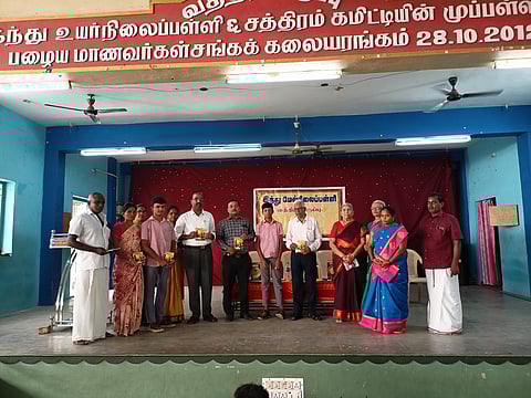 வத்திராயிருப்பு இந்து மேல்நிலைப் பள்ளியில் மாணவா்கள் எழுதிய கவிதை நூலை வெளியிட்ட மாவட்ட முதன்மைக் கல்வி அலுவலா் அரவிந்தன். 