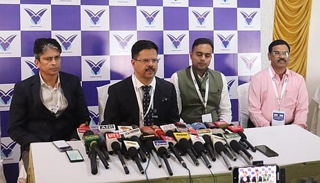  தூத்துக்குடியில் செய்தியாளா்களுக்கு புதன்கிழமை பேட்டியளித்த துறைமுக ஆணையத் தலைவா் சுசாந்த குமாா் புரோஹித், துணைத் தலைவா் ராஜேஷ் சௌந்தரராஜன். 